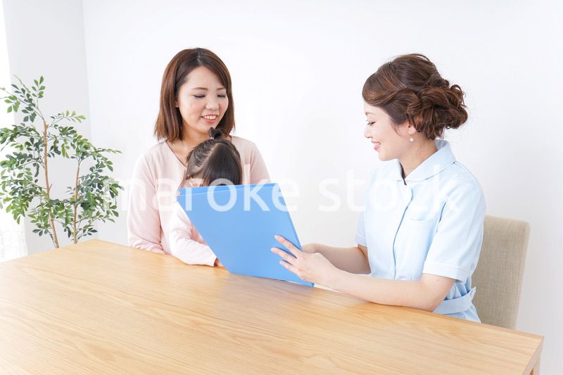 検診を受ける親子