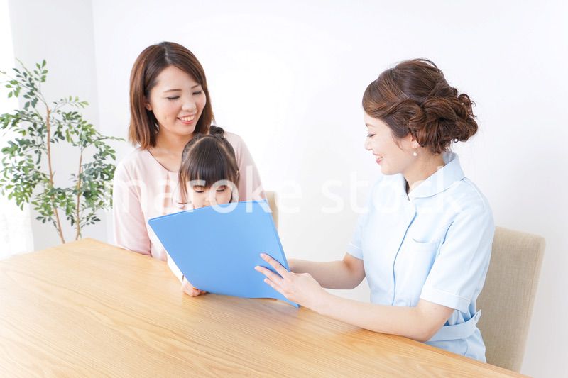 検診を受ける親子