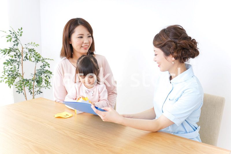 病院で診察を受ける子どもとお母さん