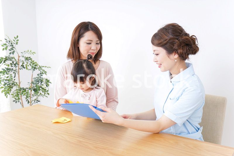 検診を受ける親子