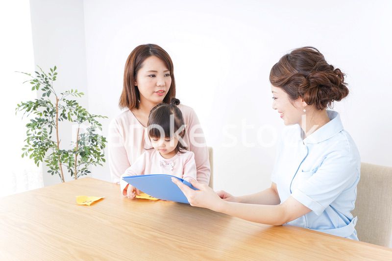 検診を受ける親子