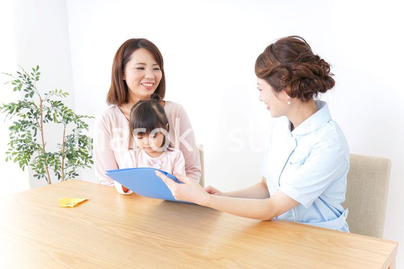 病院で診察を受ける子どもとお母さん