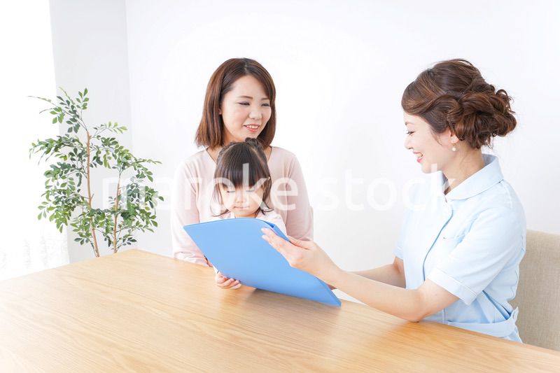 検診を受ける親子