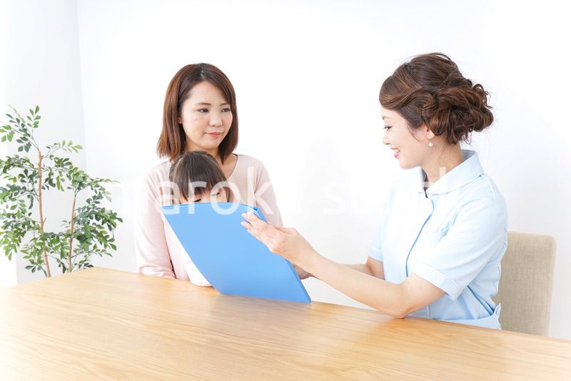 病院で診察を受ける子どもとお母さん