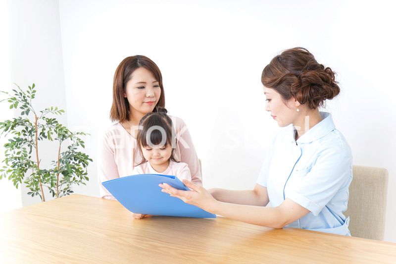 病院で診察を受ける子どもとお母さん