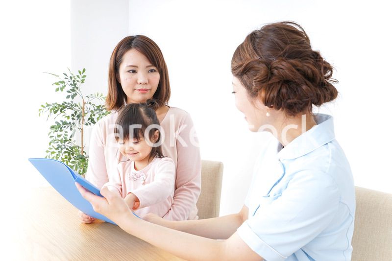 病院で診察を受ける子どもとお母さん