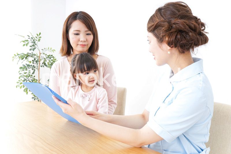 病院で診察を受ける子どもとお母さん
