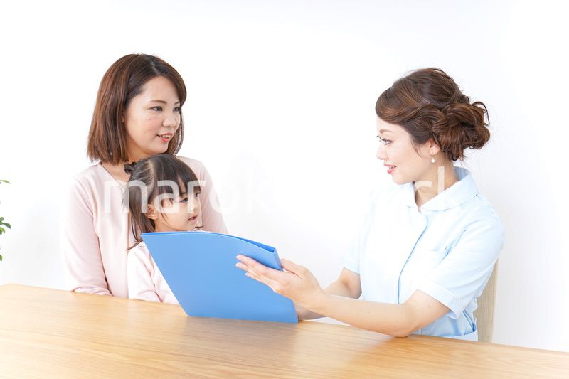 病院で診察を受ける子どもとお母さん
