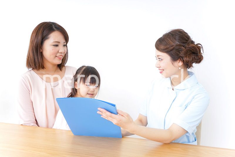 病院で診察を受ける子どもとお母さん