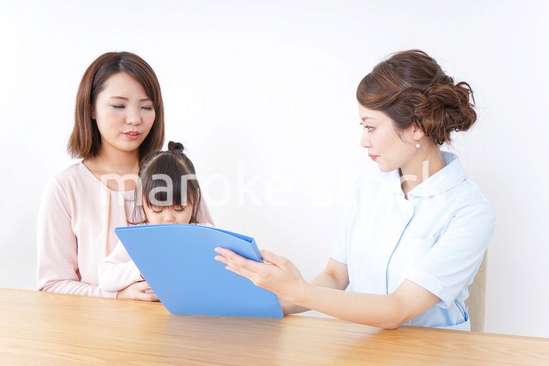 検診を受ける親子