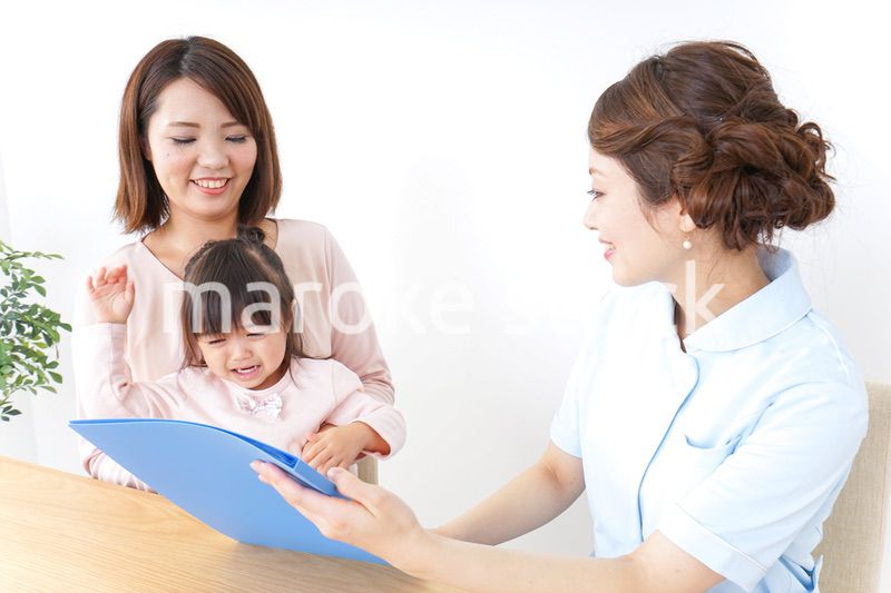 病院で診察を受ける子どもとお母さん