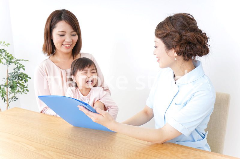 病院で診察を受ける子どもとお母さん
