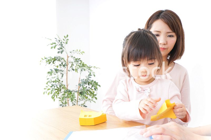 病院で診察を受ける子どもとお母さん