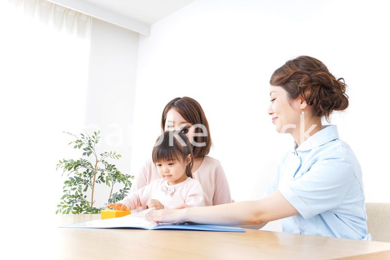 病院で診察を受ける子どもとお母さん