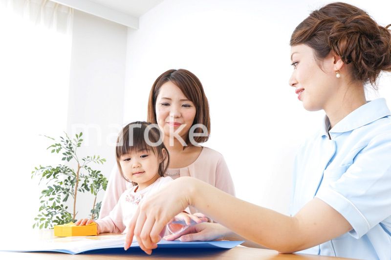 病院で診察を受ける子どもとお母さん