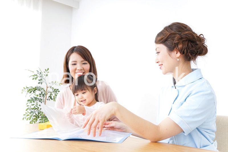 病院で診察を受ける子どもとお母さん