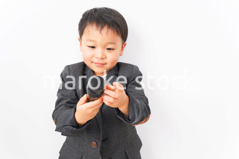 マイクを使ってしゃべるビジネスマン