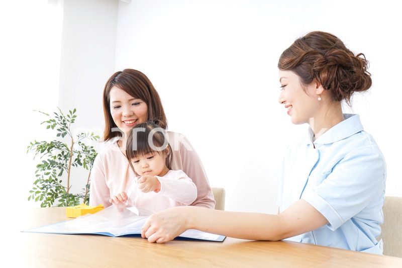 病院で診察を受ける子どもとお母さん