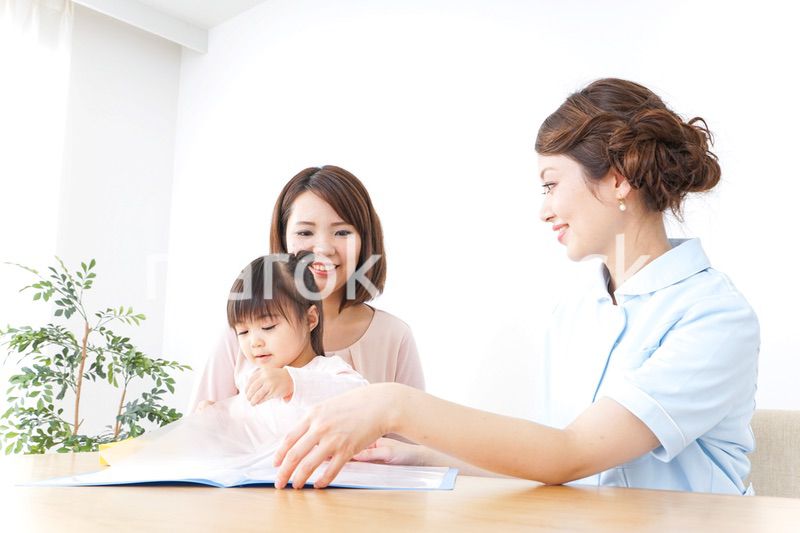 病院で診察を受ける子どもとお母さん