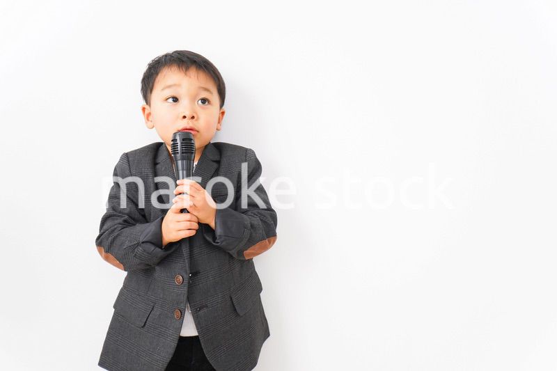 マイクを使ってしゃべるビジネスマン