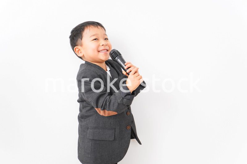 マイクを使ってしゃべるビジネスマン