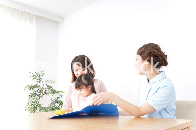 病院で診察を受ける子どもとお母さん