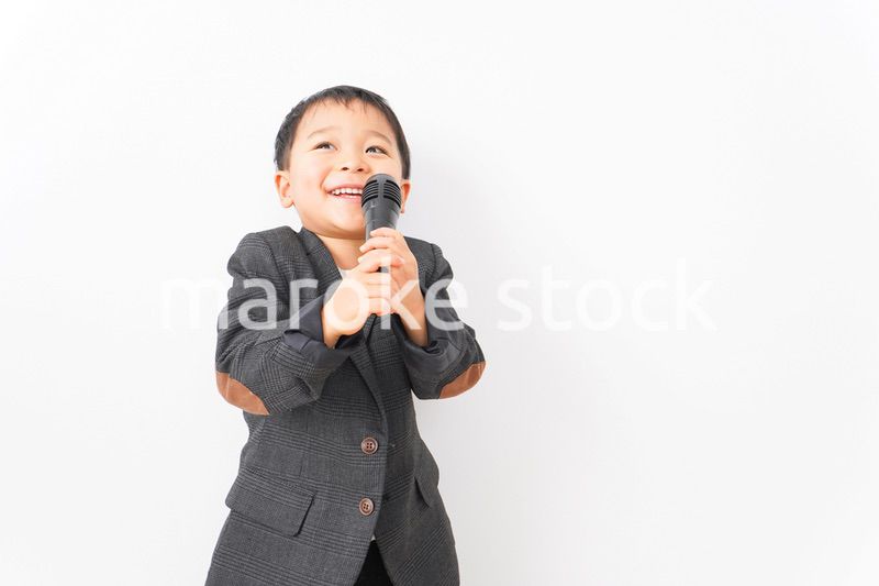 マイクを使ってしゃべるビジネスマン