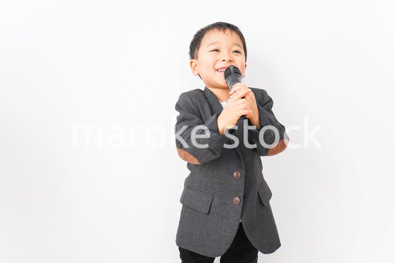 マイクを使ってしゃべるビジネスマン