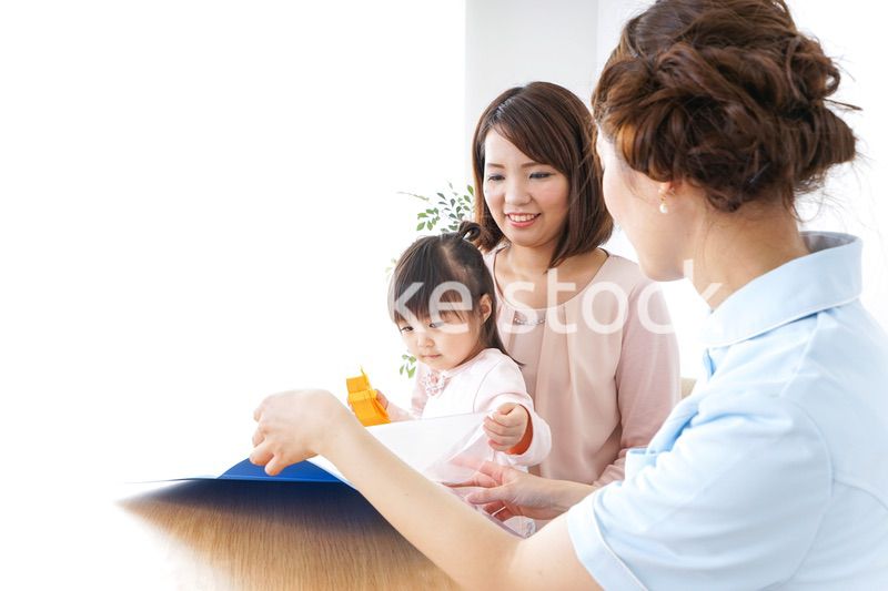 病院で診察を受ける子どもとお母さん