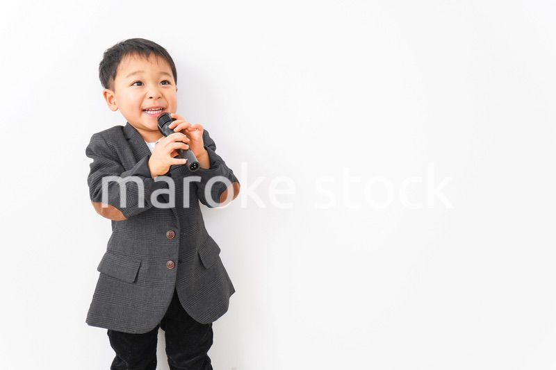 マイクを使ってしゃべるビジネスマン