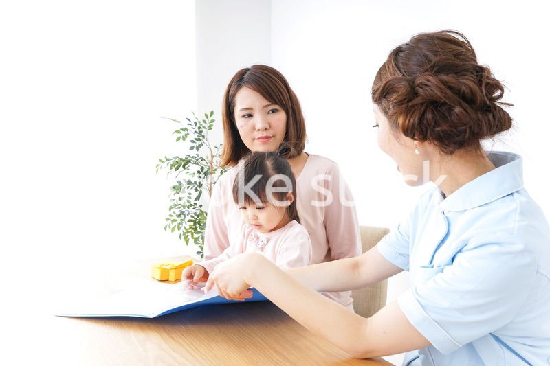 病院で診察を受ける子どもとお母さん