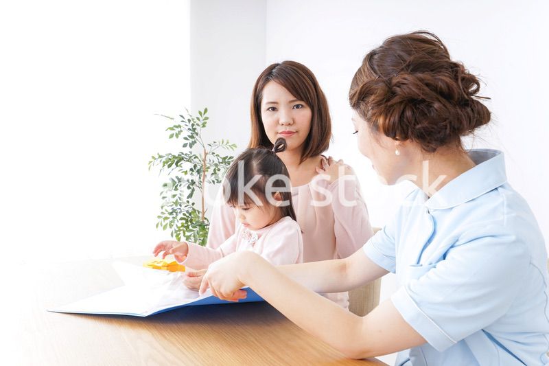 検診を受ける親子