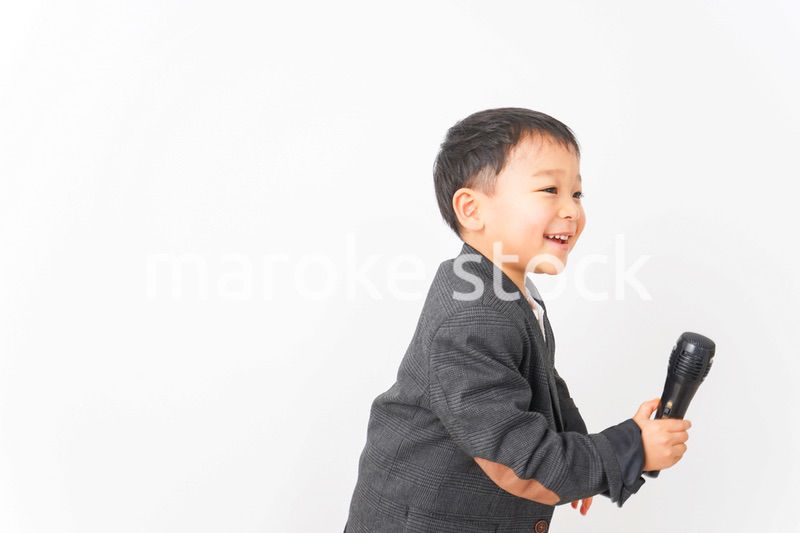 マイクを使ってしゃべるビジネスマン