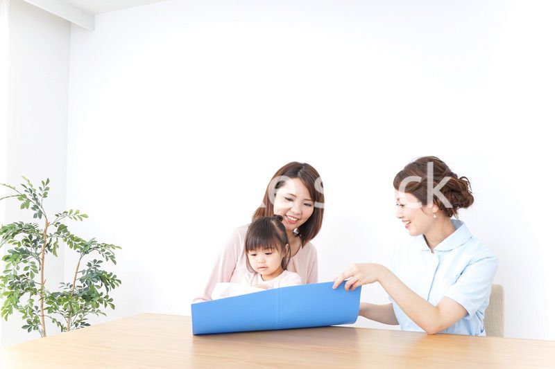 病院で診察を受ける子どもとお母さん