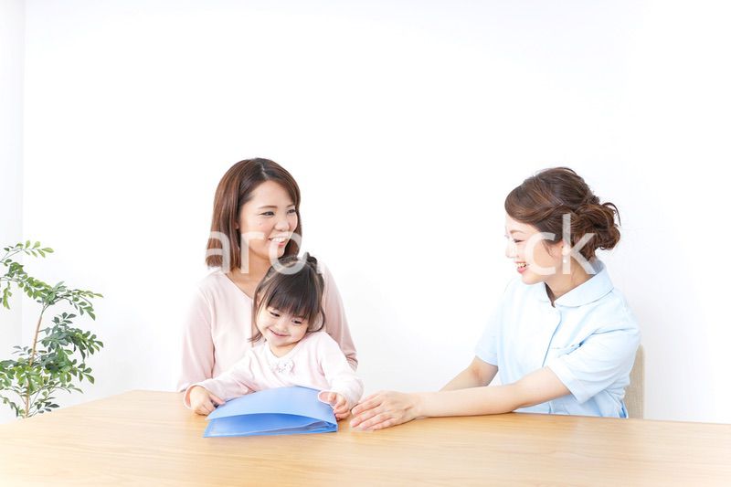 病院で診察を受ける子どもとお母さん