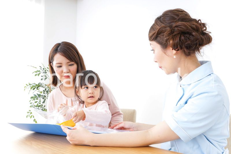 病院で診察を受ける子どもとお母さん