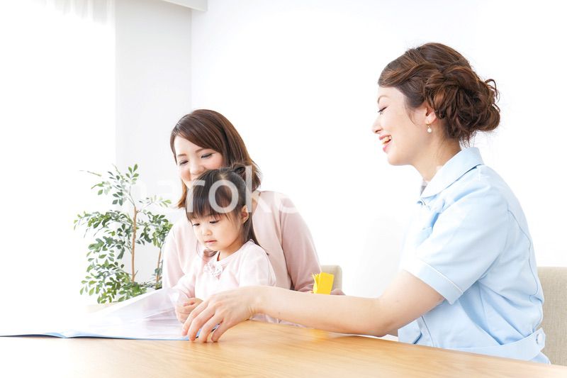 病院で診察を受ける子どもとお母さん