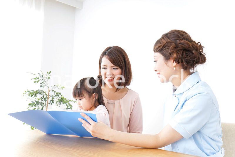 病院で診察を受ける子どもとお母さん