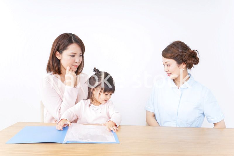 検診を受ける親子