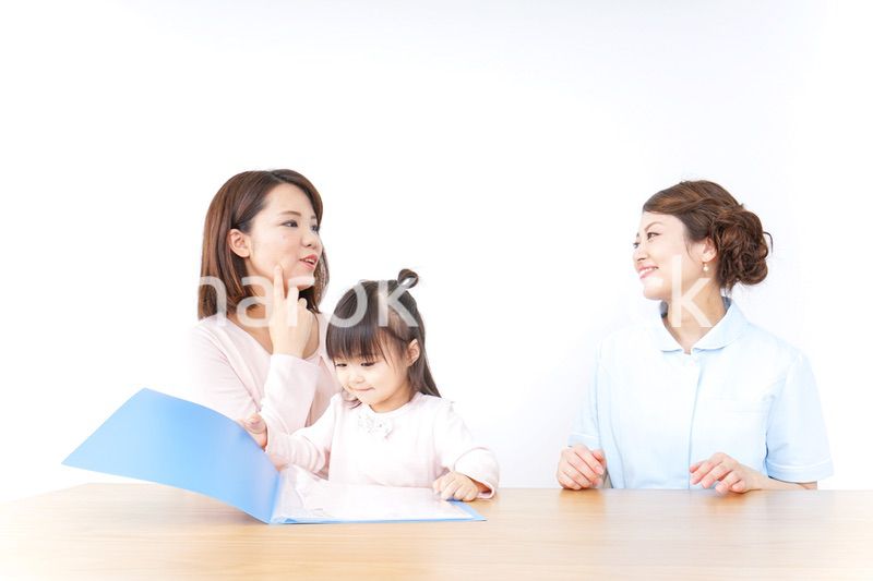 病院で診察を受ける子どもとお母さん
