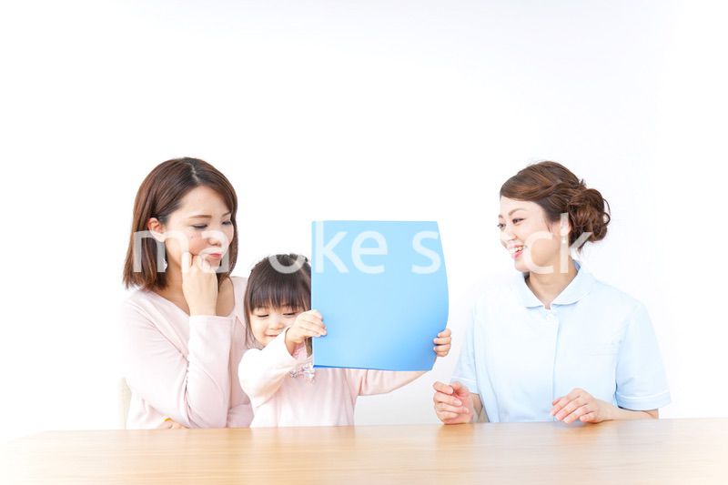 病院で診察を受ける子どもとお母さん
