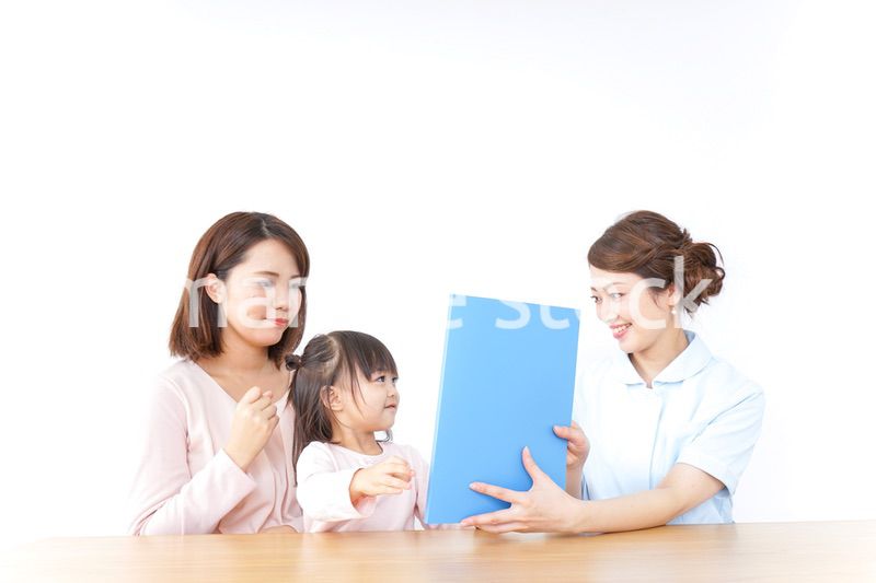 病院で診察を受ける子どもとお母さん