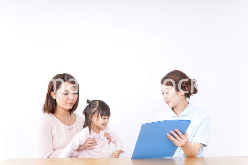 検診を受ける親子