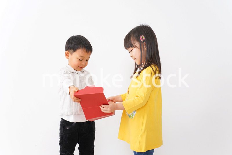 仲良しの女の子と男の子