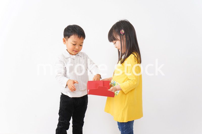 仲良しの女の子と男の子