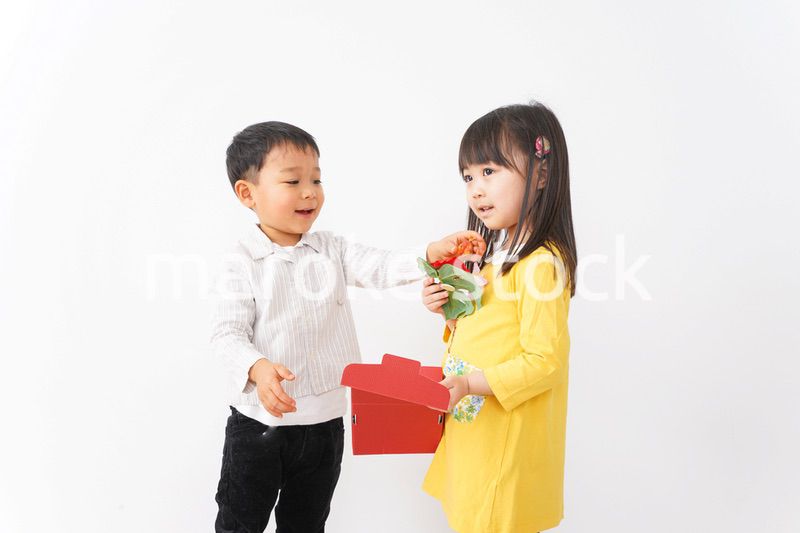 仲良しの女の子と男の子