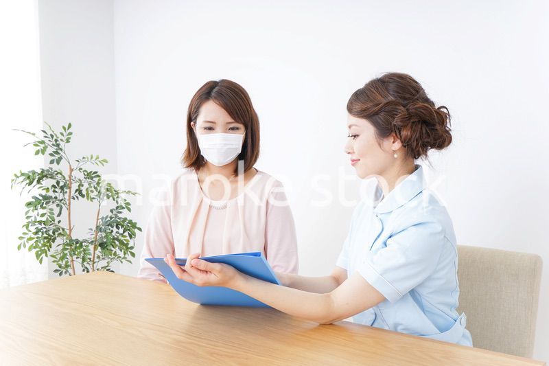病院で説明を聞く女性
