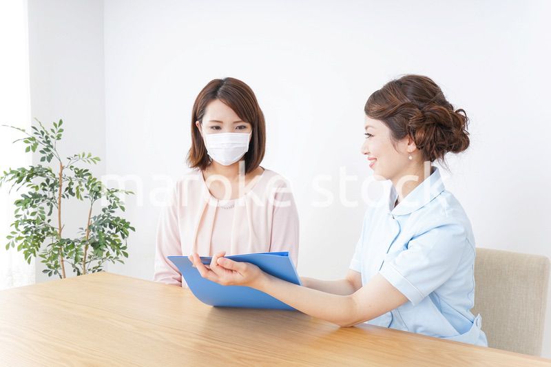 病院で説明を聞く女性