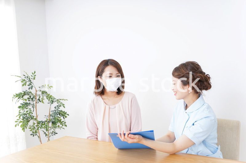病院で説明を聞く女性