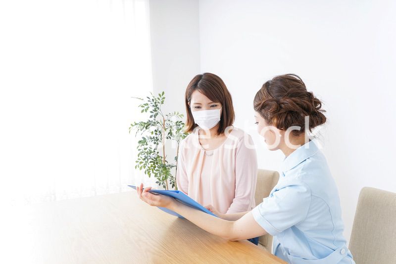 病院で説明を聞く女性